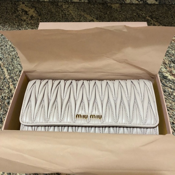 New Miu Miu Matelasse wallet - Picture 1 of 6